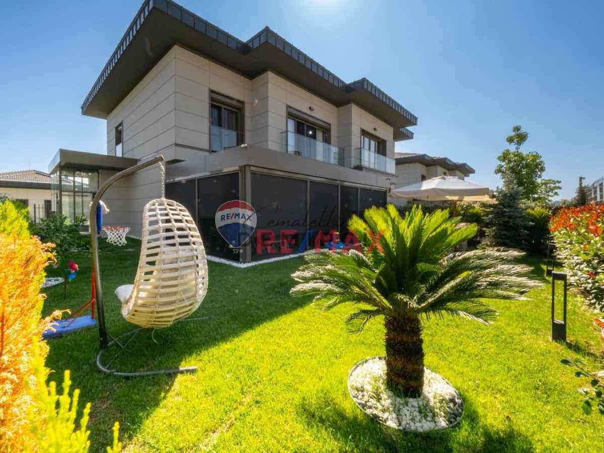 TEMA İSTANBUL 2 BAHÇELİ SATILIK VİLLA