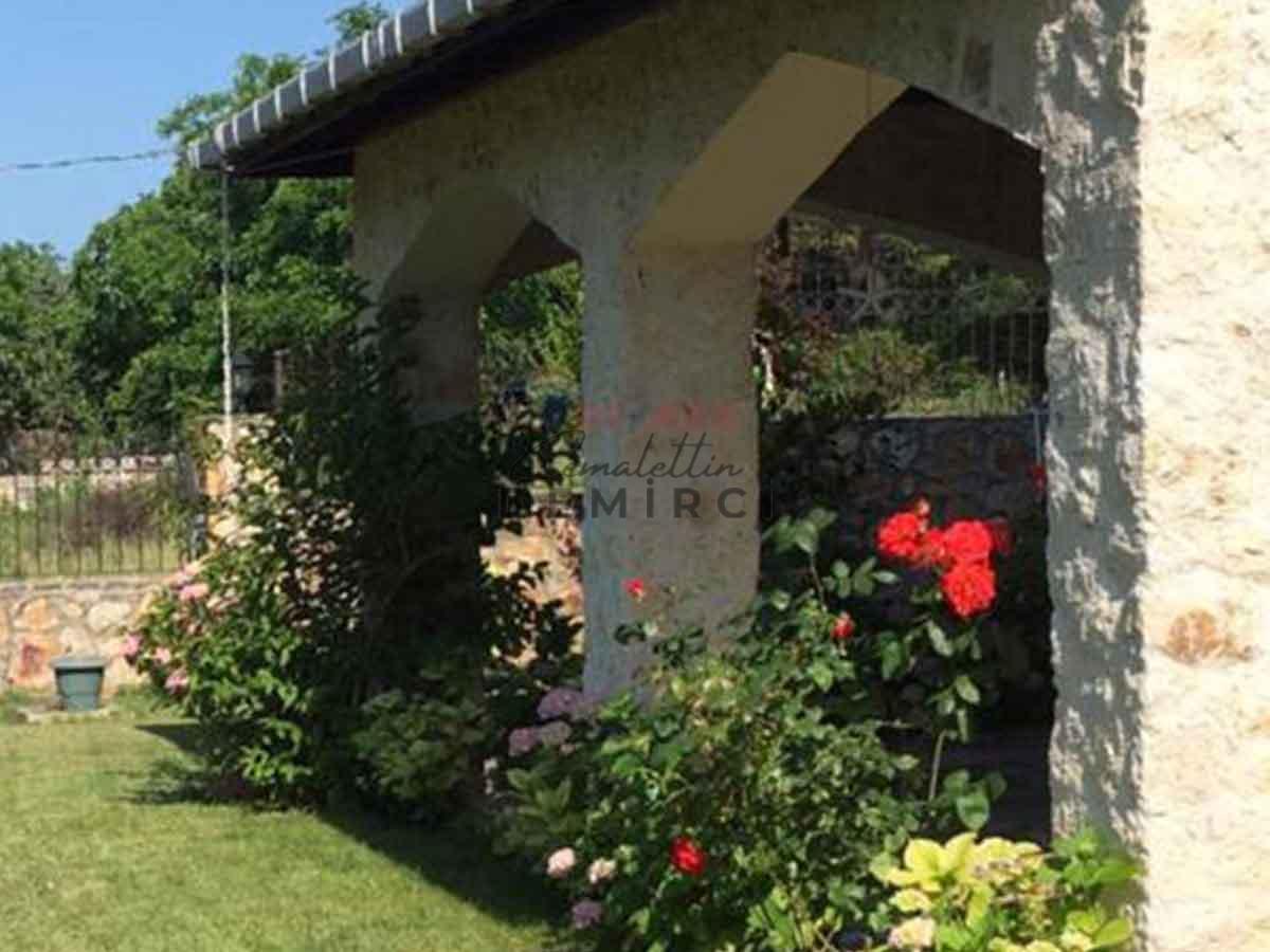 ÇATALCA YALIKÖYDE SATILIK ÖZEL YAPIM TAŞ VİLLA