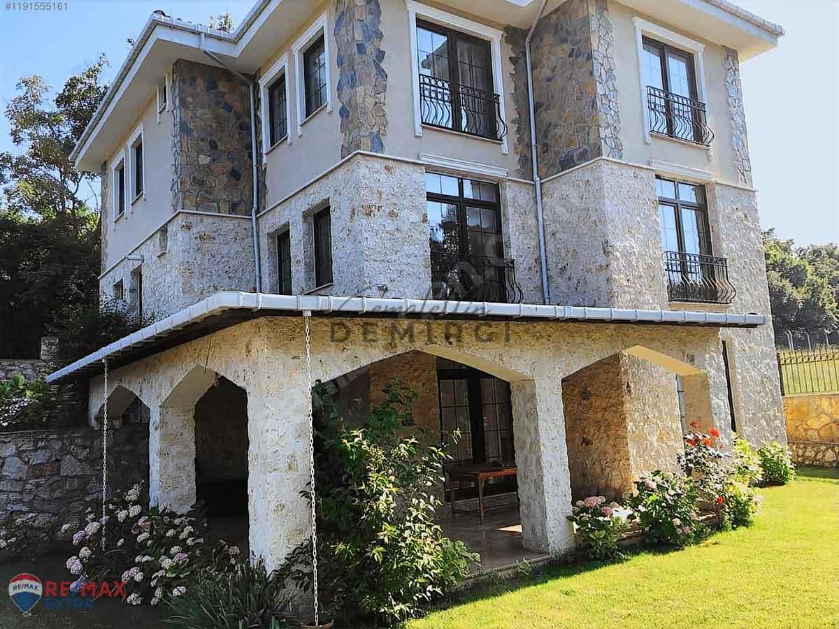 ÇATALCA YALIKÖY’DE ÖZEL YAPIM EŞYALI SATILIK TAŞ VİLLA EMSALSİZ