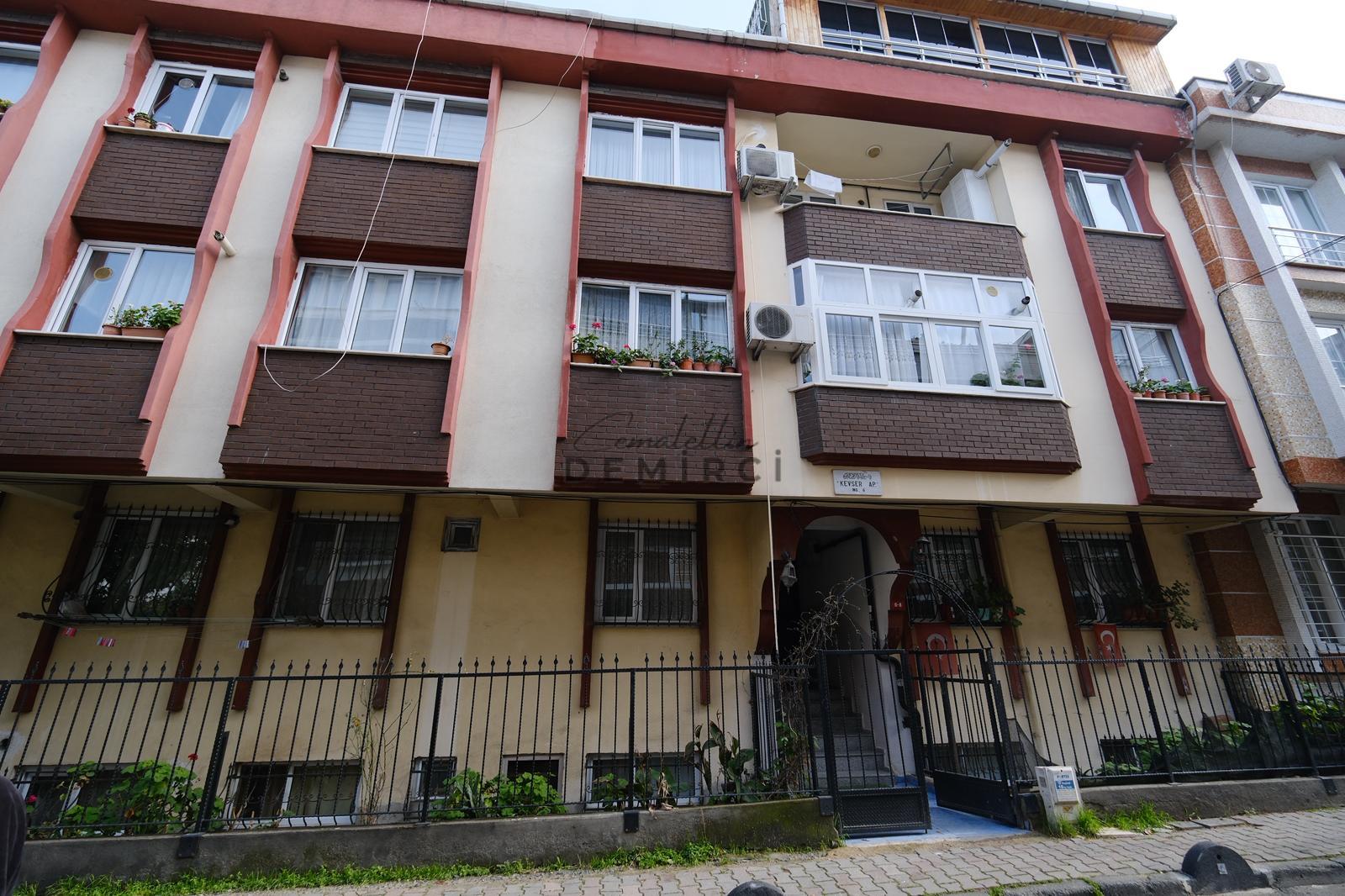 Sefaköy İnönü Mahallesinde Otoparklı Satılık 2+1 Daire