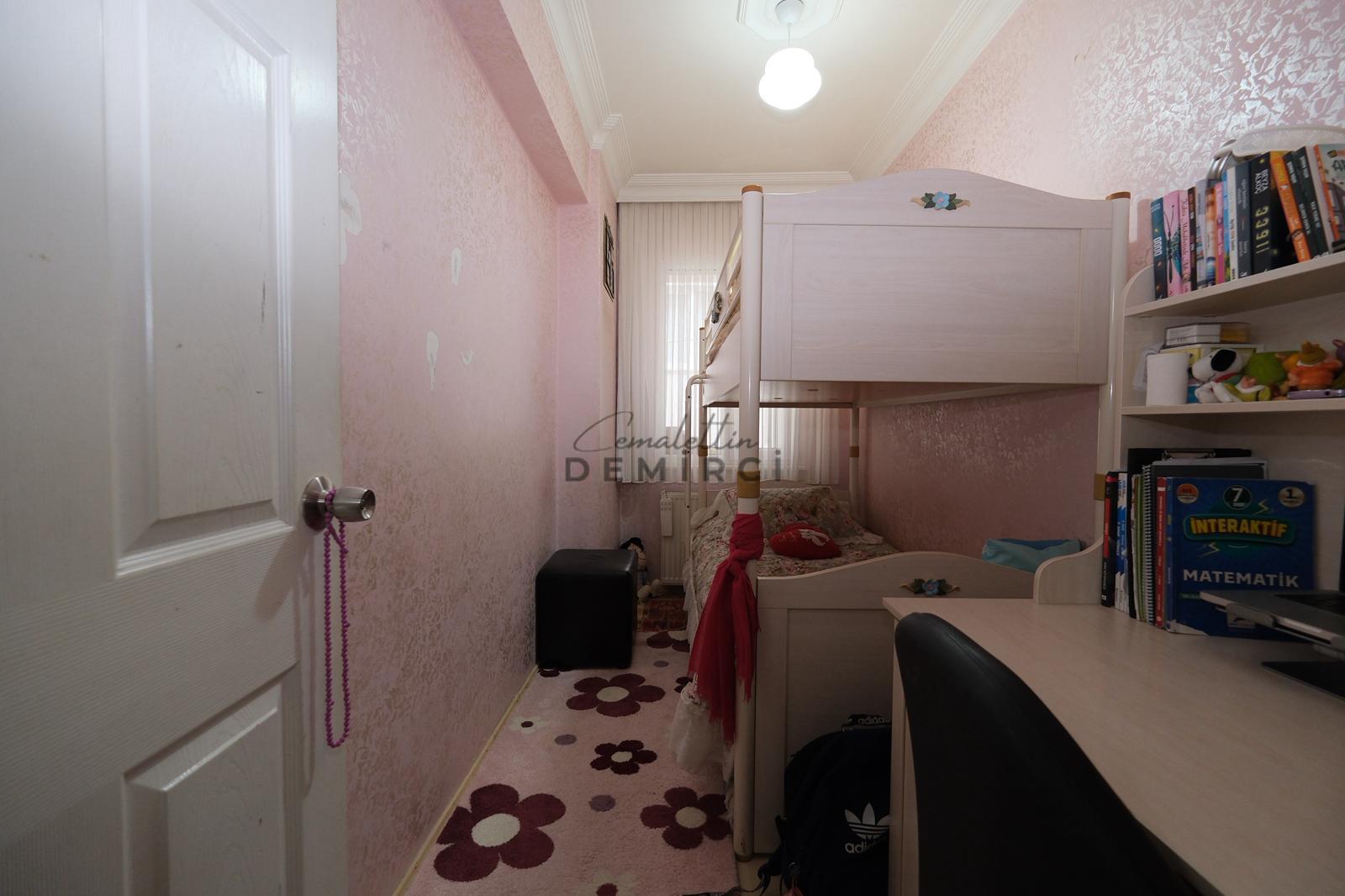 Sefaköy İnönü Mahallesinde Otoparklı Satılık 2+1 Daire