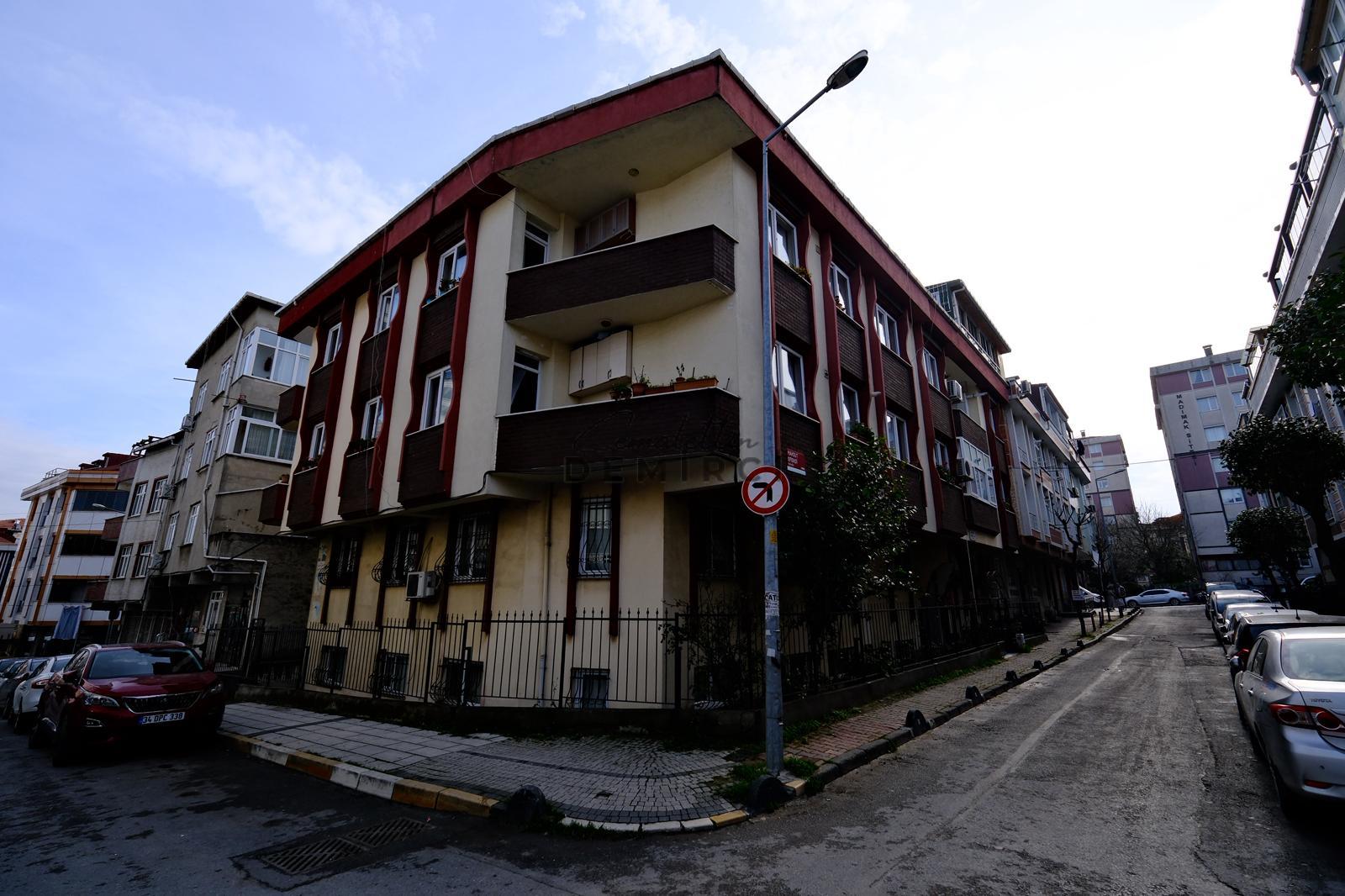 Sefaköy İnönü Mahallesinde Otoparklı Satılık 2+1 Daire