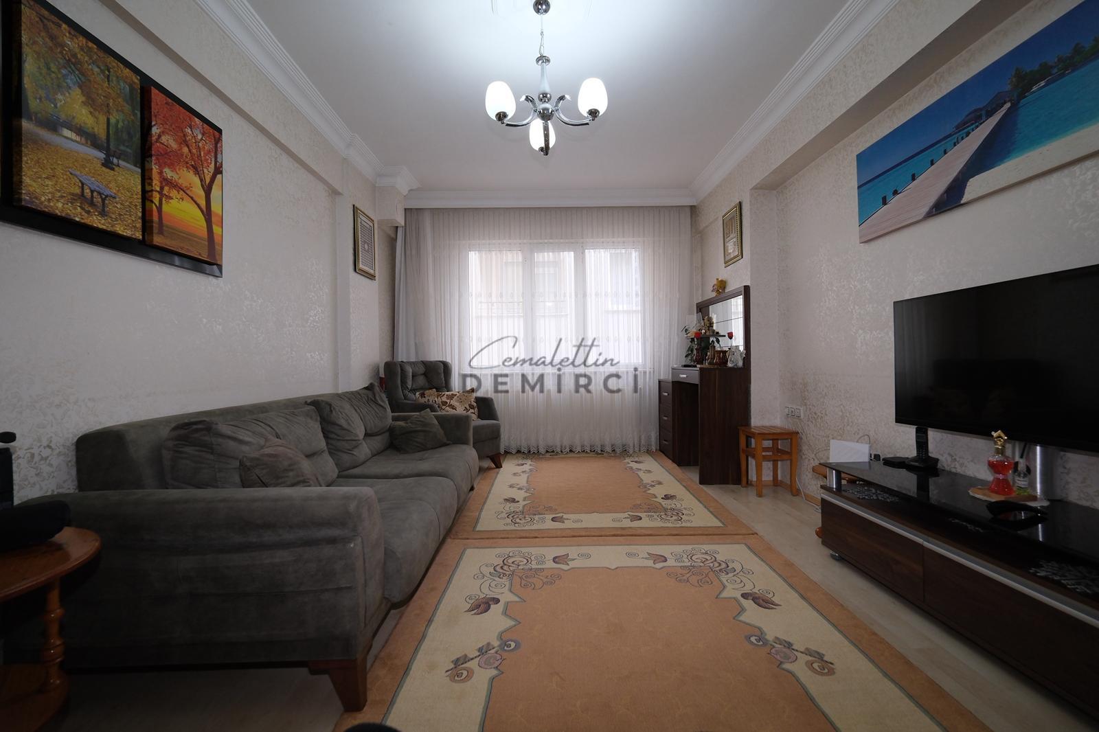 Sefaköy İnönü Mahallesinde Otoparklı Satılık 2+1 Daire