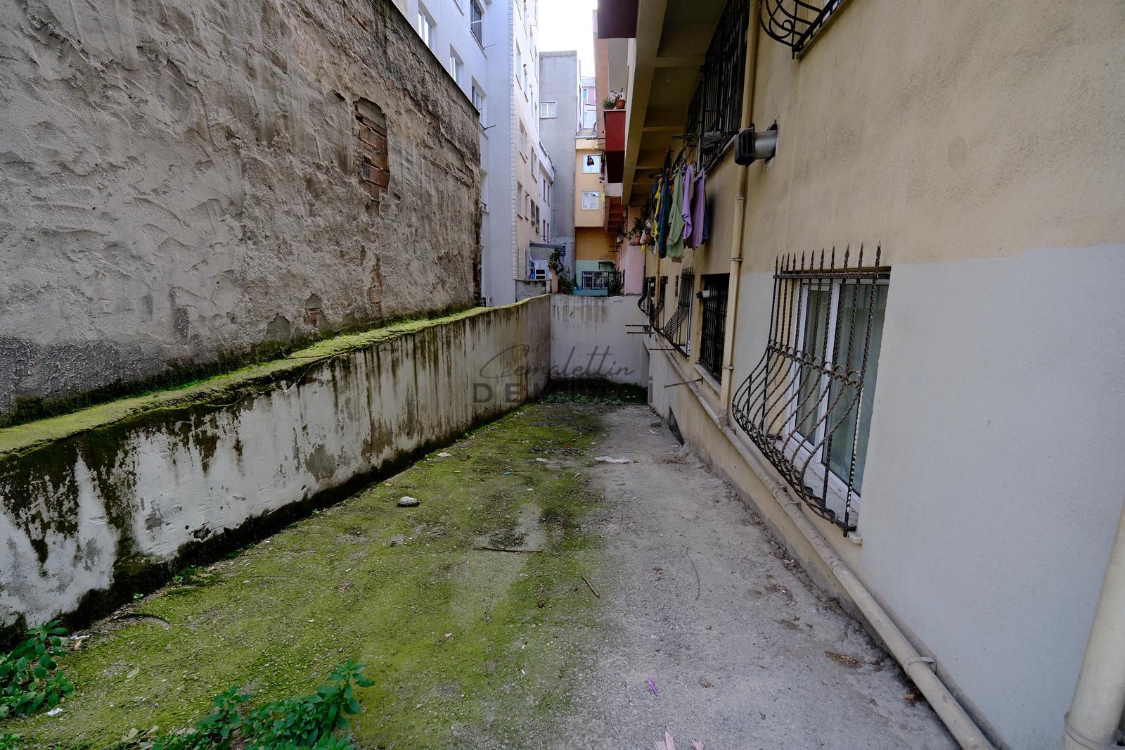 Sefaköy İnönü Mahallesinde Otoparklı Satılık 2+1 Daire