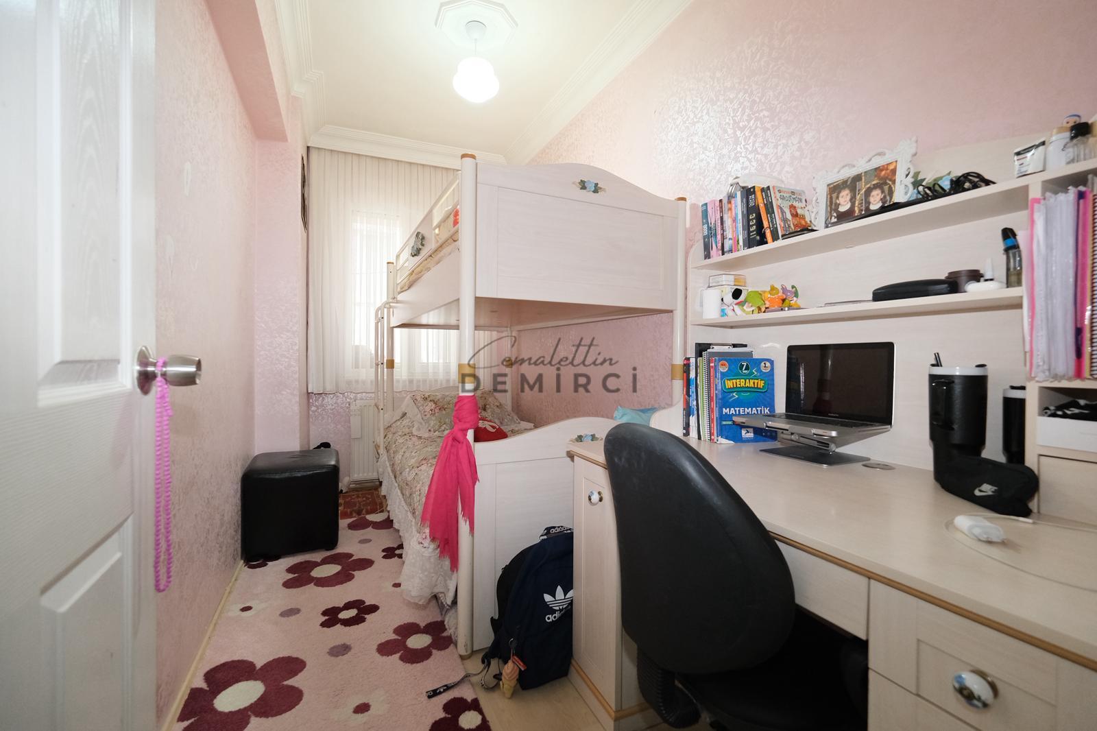 Sefaköy İnönü Mahallesinde Otoparklı Satılık 2+1 Daire