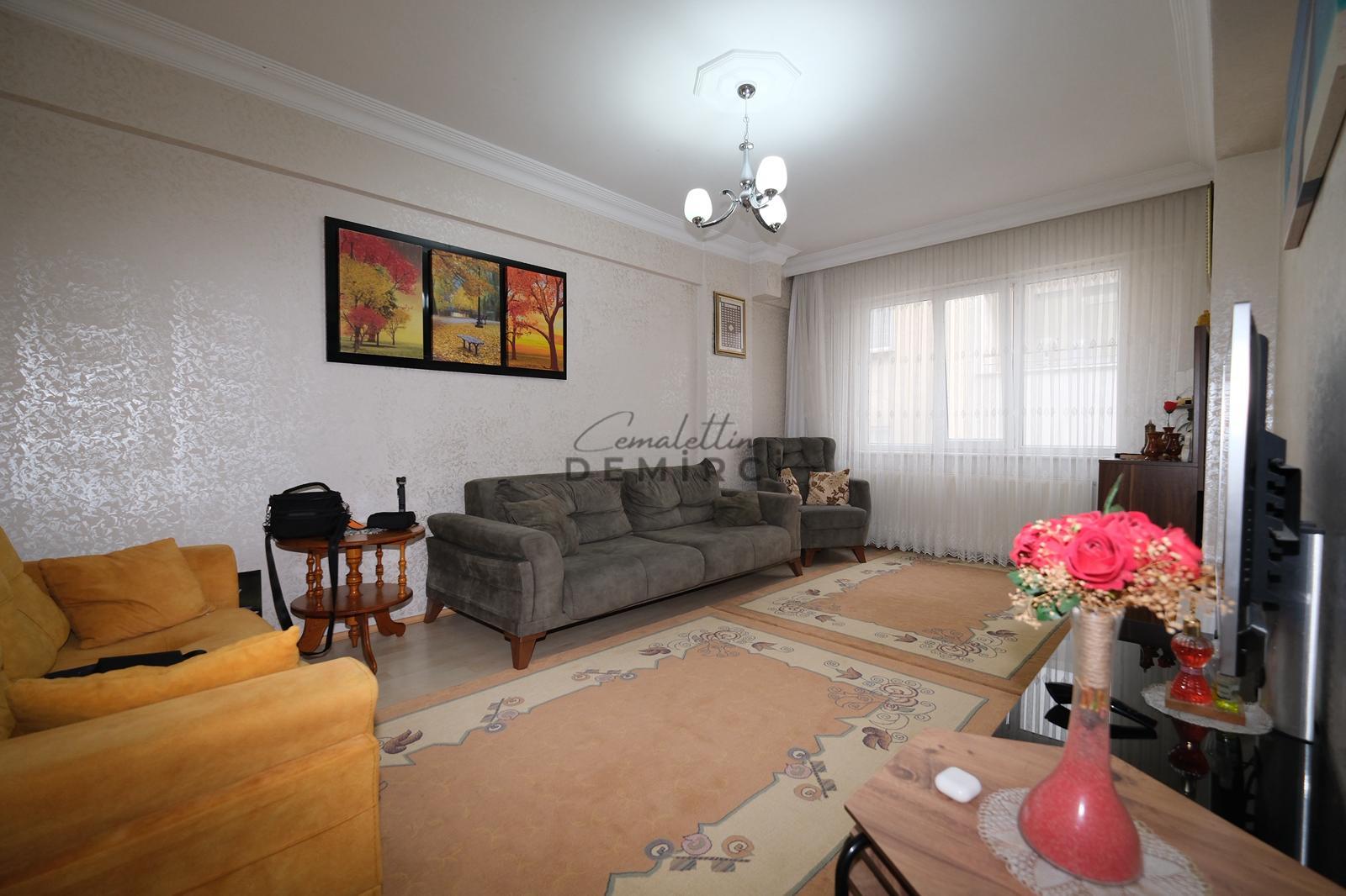 Sefaköy İnönü Mahallesinde Otoparklı Satılık 2+1 Daire