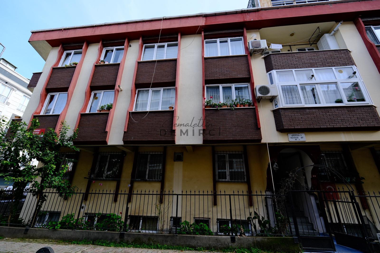 Sefaköy İnönü Mahallesinde Otoparklı Satılık 2+1 Daire