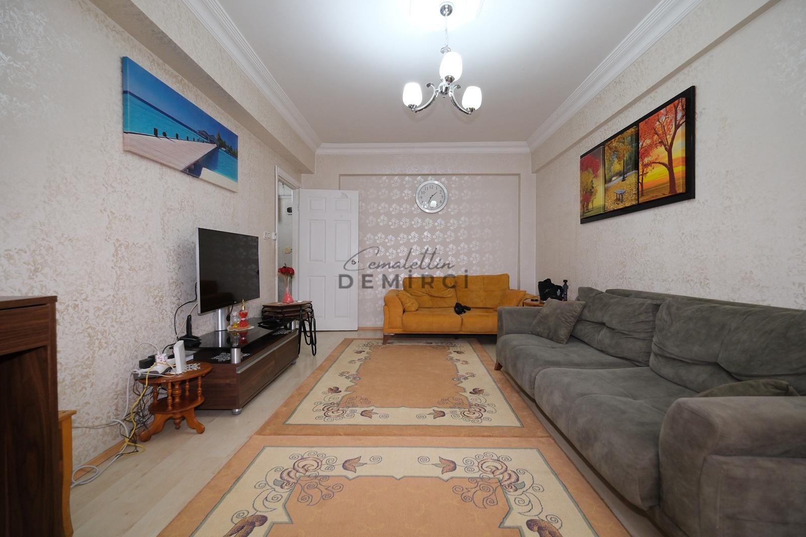 Sefaköy İnönü Mahallesinde Otoparklı Satılık 2+1 Daire