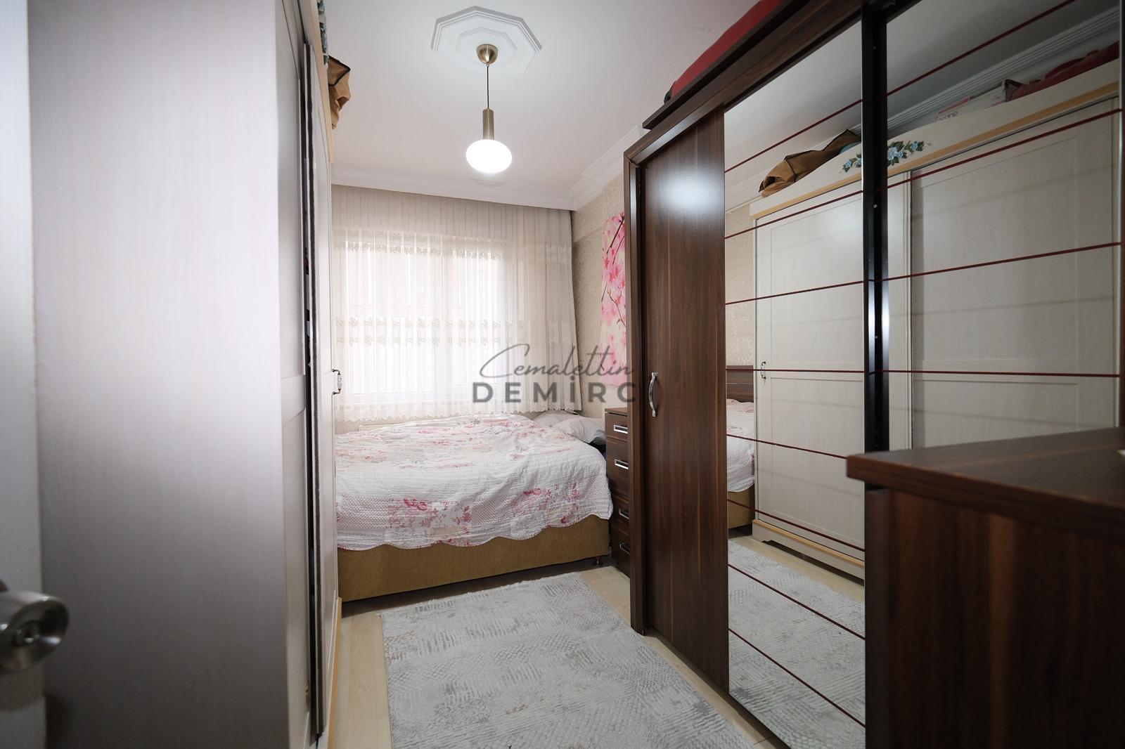 Sefaköy İnönü Mahallesinde Otoparklı Satılık 2+1 Daire